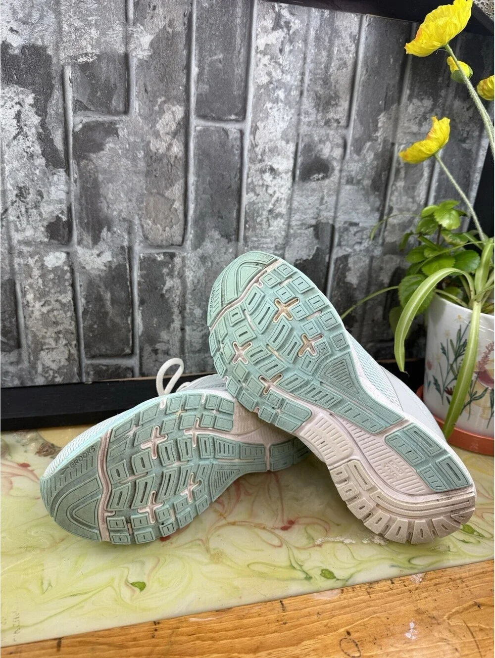 Brooks Trace 4 White/Light Blue Solid Low Top Lace-Up WomenSneaker Mesh